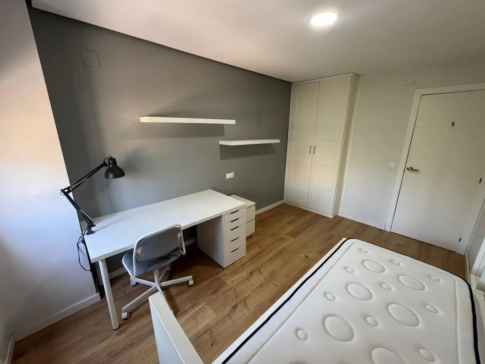 Habitación con escritorio